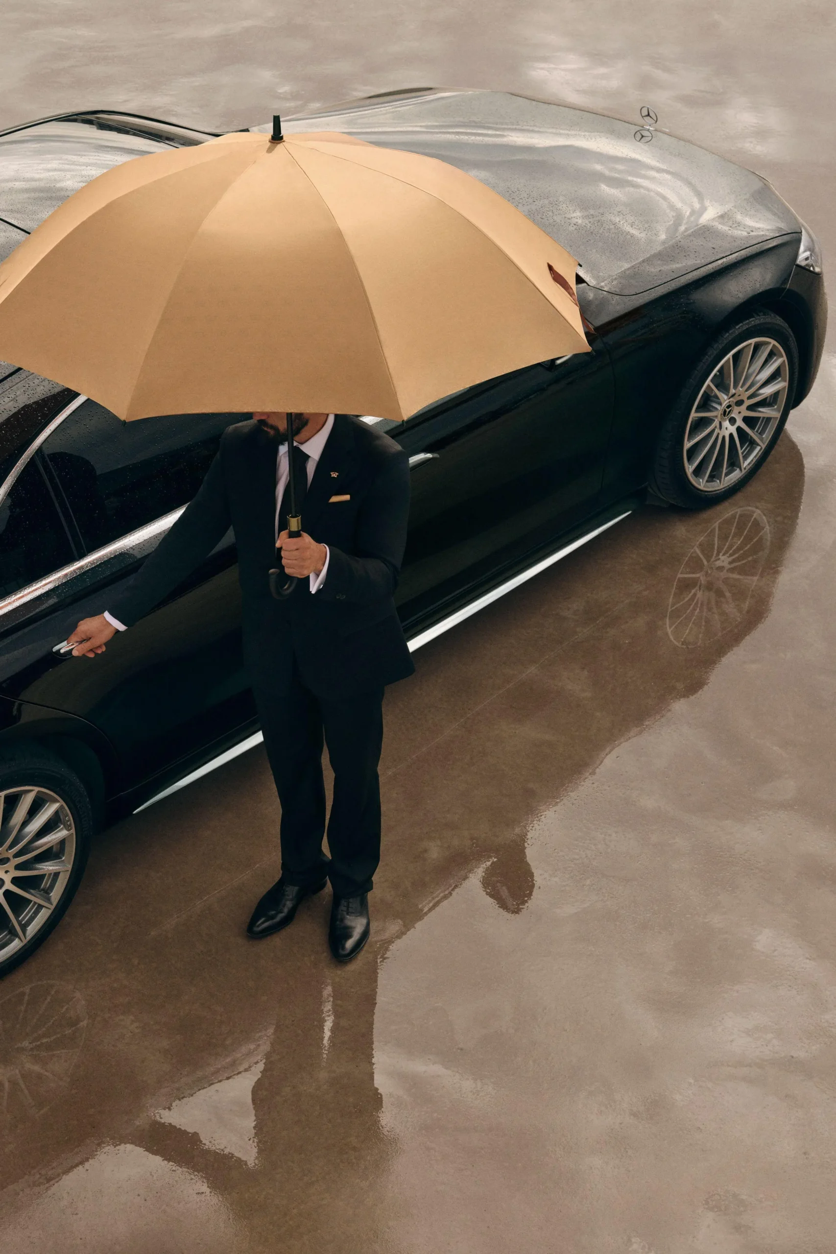 Luxury chauffeur service Zurich for weddings and events with a chauffeur and luxury car