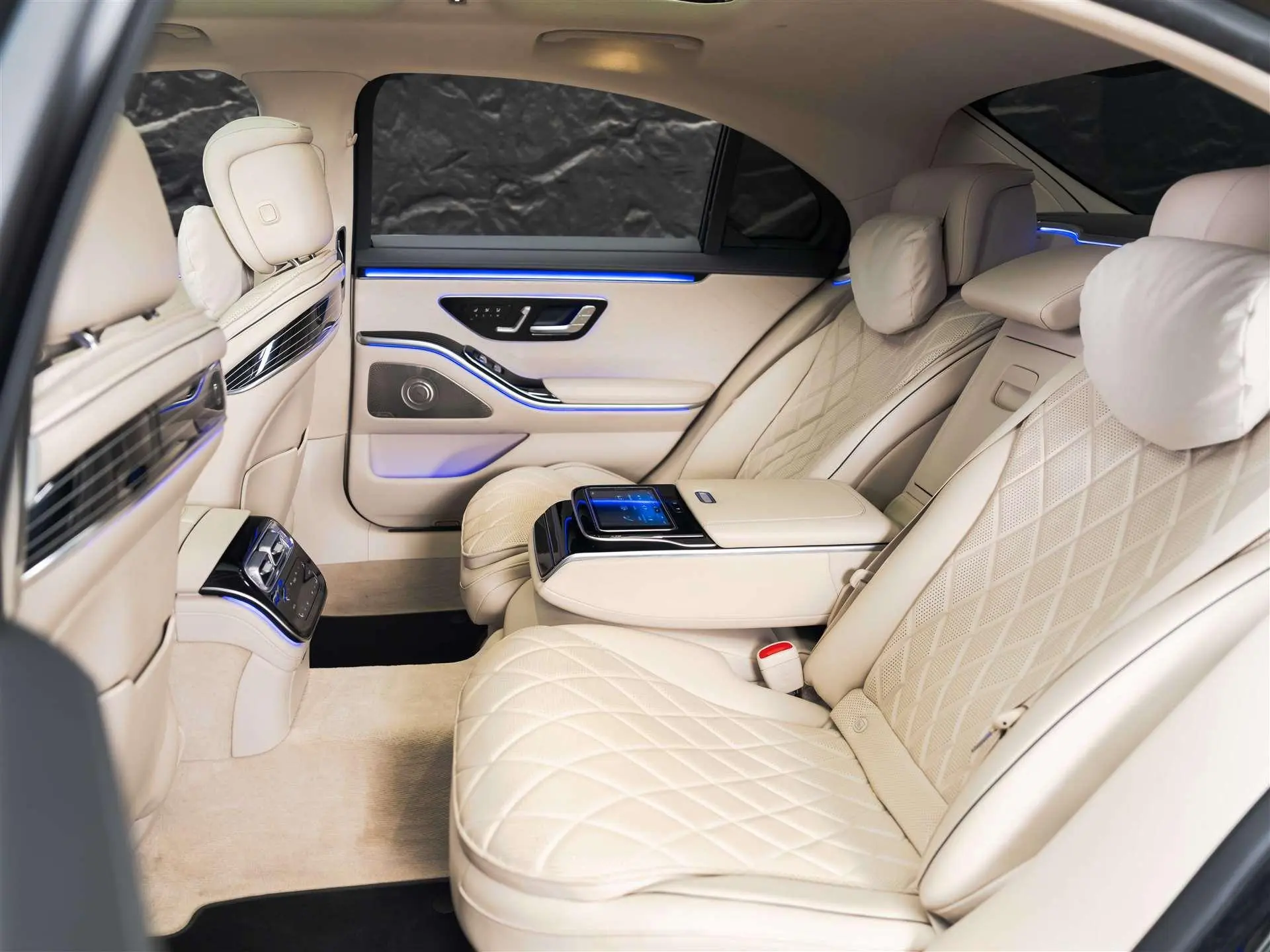 Booking a Zurich airport limousine service in three simple steps