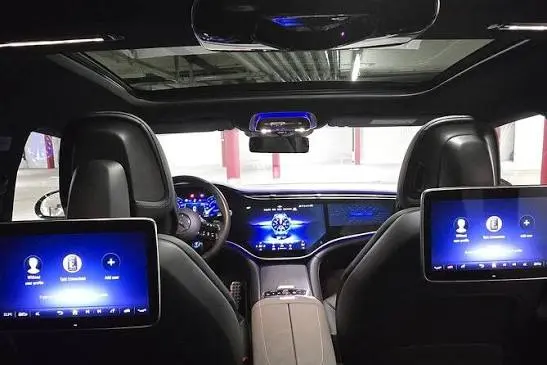 Hourly chauffeur service Zurich with meet and greet, luggage help and flight tracking